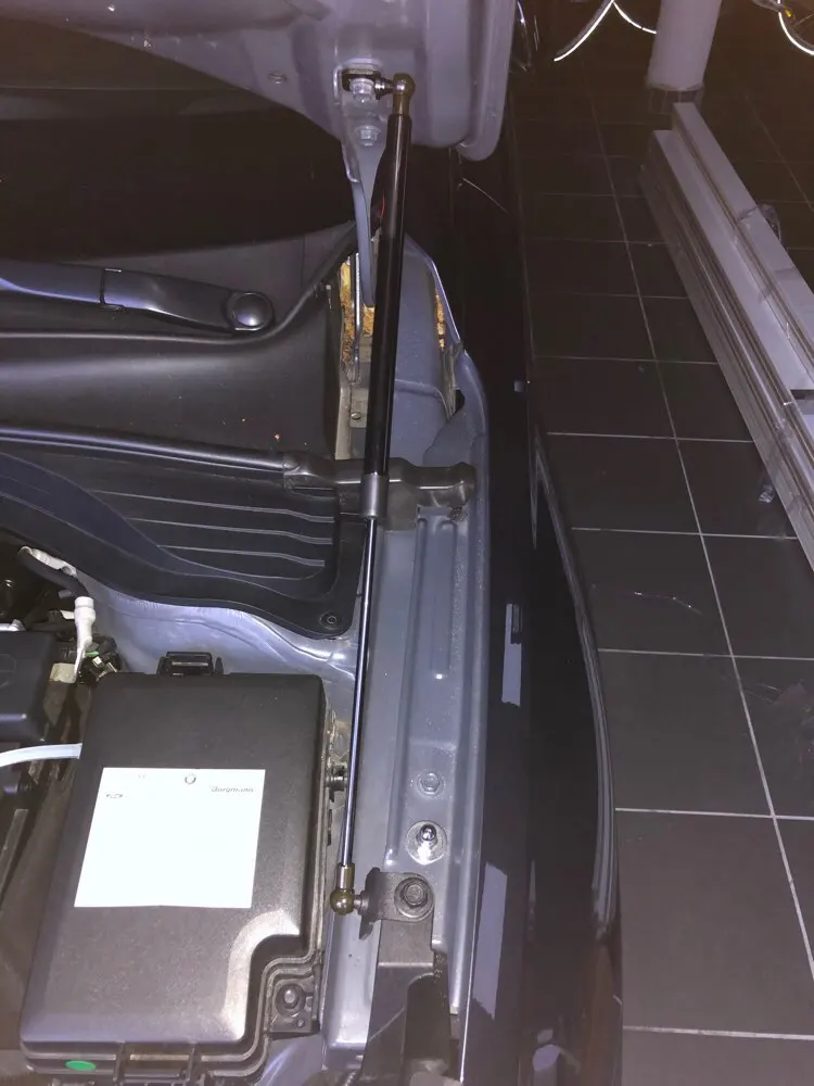 Puntales de gas Hyundai i30 PD y Elantra GT – Soporte capó carbono - imagen 4