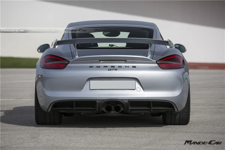 Alerón trasero negro brillante instalado en un Porsche