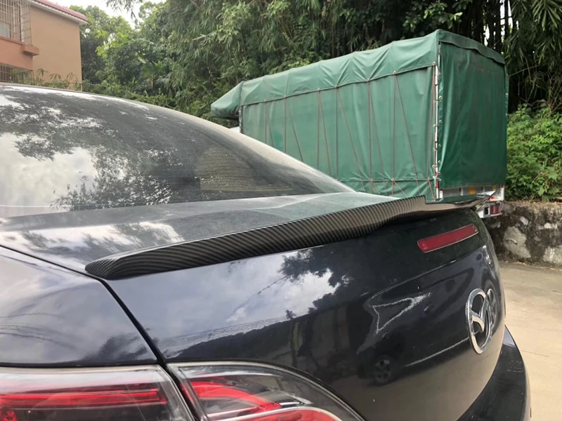 Detalle del acabado brillante del alerón para Mazda 6