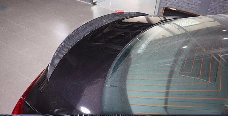 Detalle del acabado en fibra de carbono del alerón