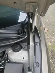 Amortiguador de capó gas frontal Suzuki Ertiga XL6 2018-2025