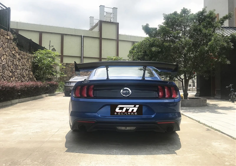 Alerón trasero de fibra de carbono estilo GT instalado en Ford Mustang Coupe