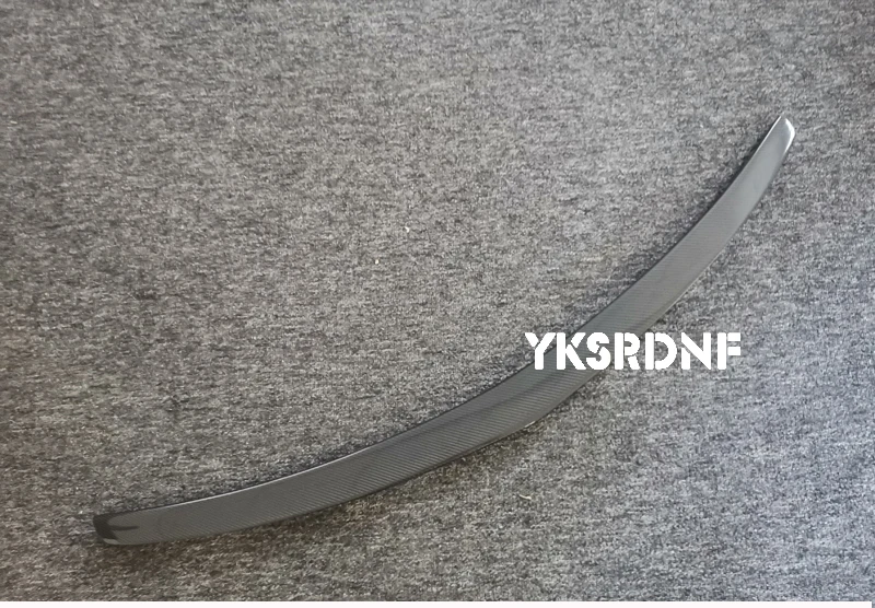 Detalle del alerón de fibra de carbono para Mercedes-Benz