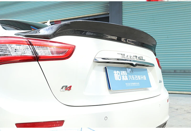 Detalle del perfil del alerón deportivo Maserati Ghibli