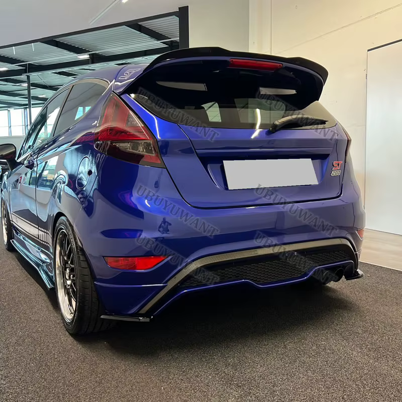 Alerón trasero ABS para Ford Fiesta ST instalado en el portón