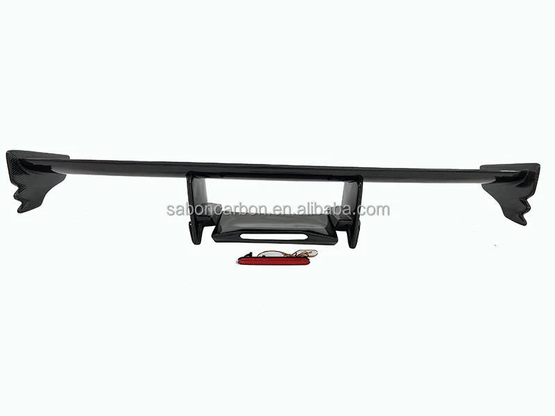 Detalle del acabado del alerón de fibra de carbono para GTR R35