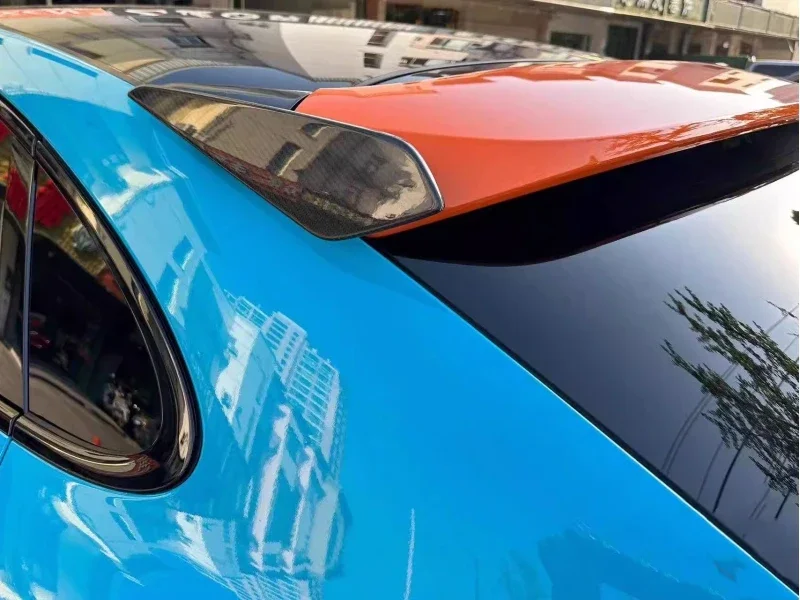 Detalle del borde del alerón y su integración con el spoiler original del Cayenne