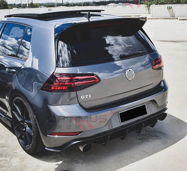 Alerón trasero estilo OSIR instalado en un Volkswagen Golf 7 GTI