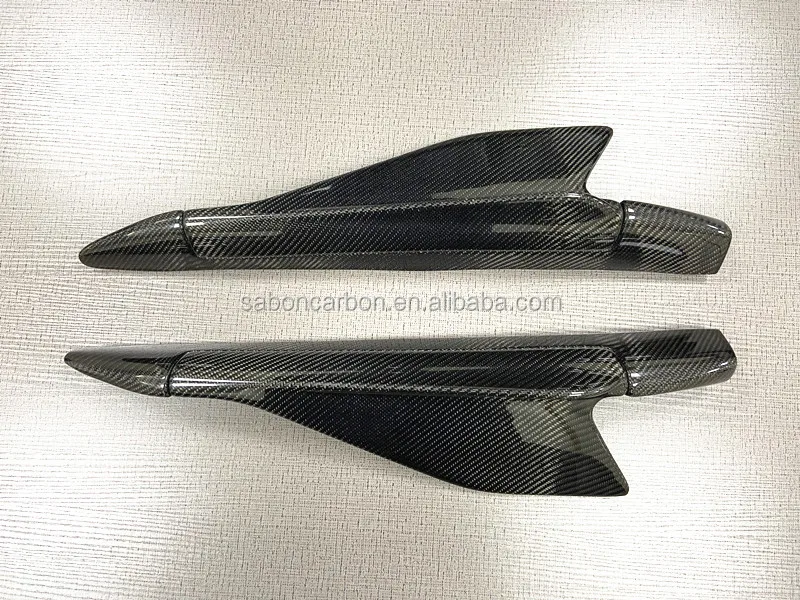 Detalles del material y acabado de los faldones laterales traseros