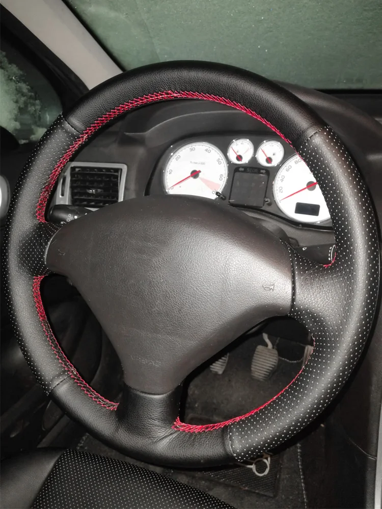 Funda de volante de microfibra perforada negra y roja para Peugeot 307