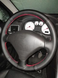 Funda de volante de microfibra perforada negra y roja para Peugeot 307