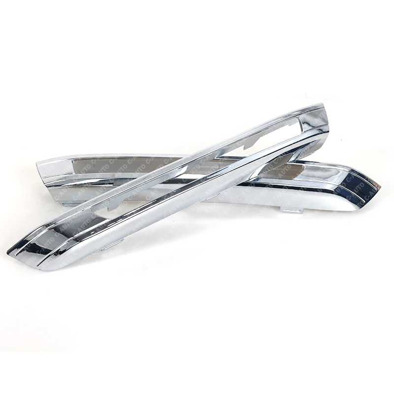 Detalle cercano de la superficie cromada de la tira decorativa de luz para Mercedes GL