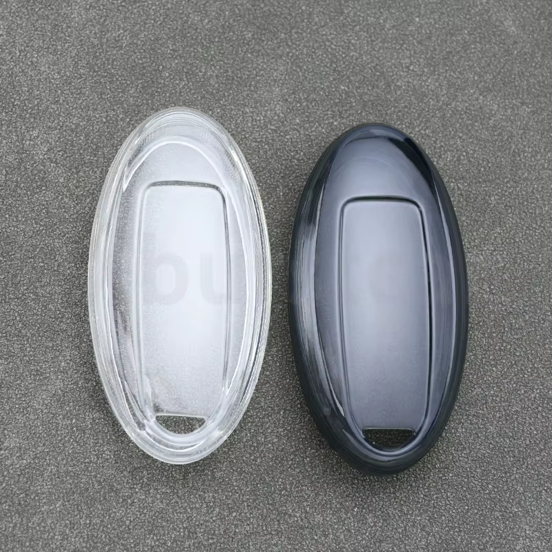 Carcasa TPU transparente colocada sobre una llave Nissan