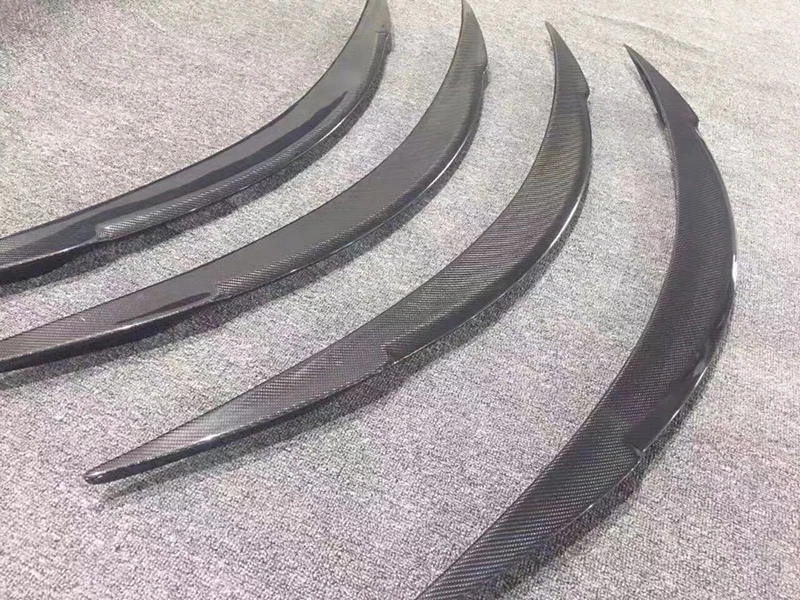 Alerón trasero de fibra de carbono instalado en Tesla Model S