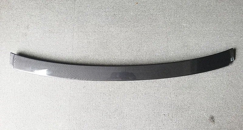 Accesorio de carbono negro instalado en un BMW Serie 5