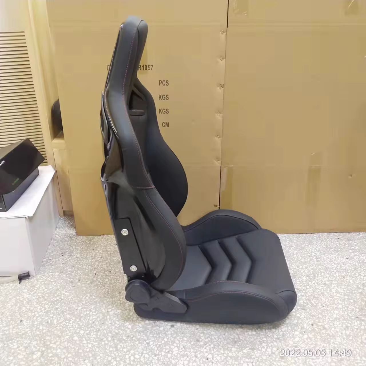 Asiento instalado en interior de vehículo