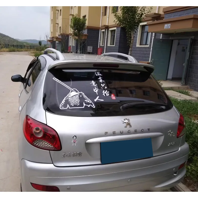 Alerón negro instalado en la zona posterior de un automóvil