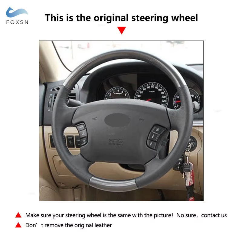 Funda de cuero perforado FOXSN instalada en un volante de automóvil