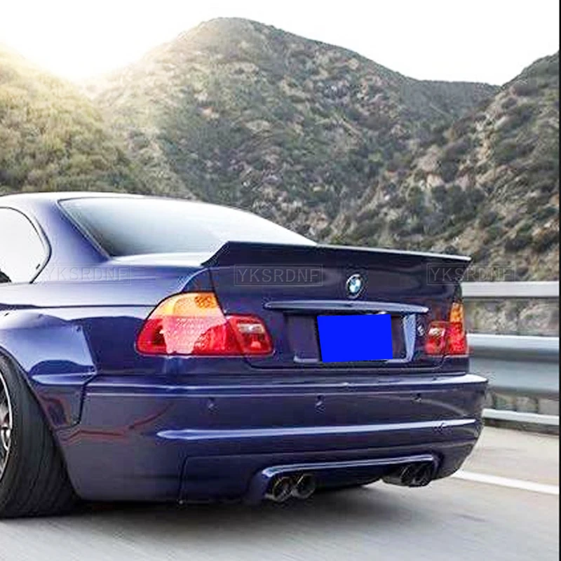 Alerón de cola de pato instalado en BMW E46 M3 negro