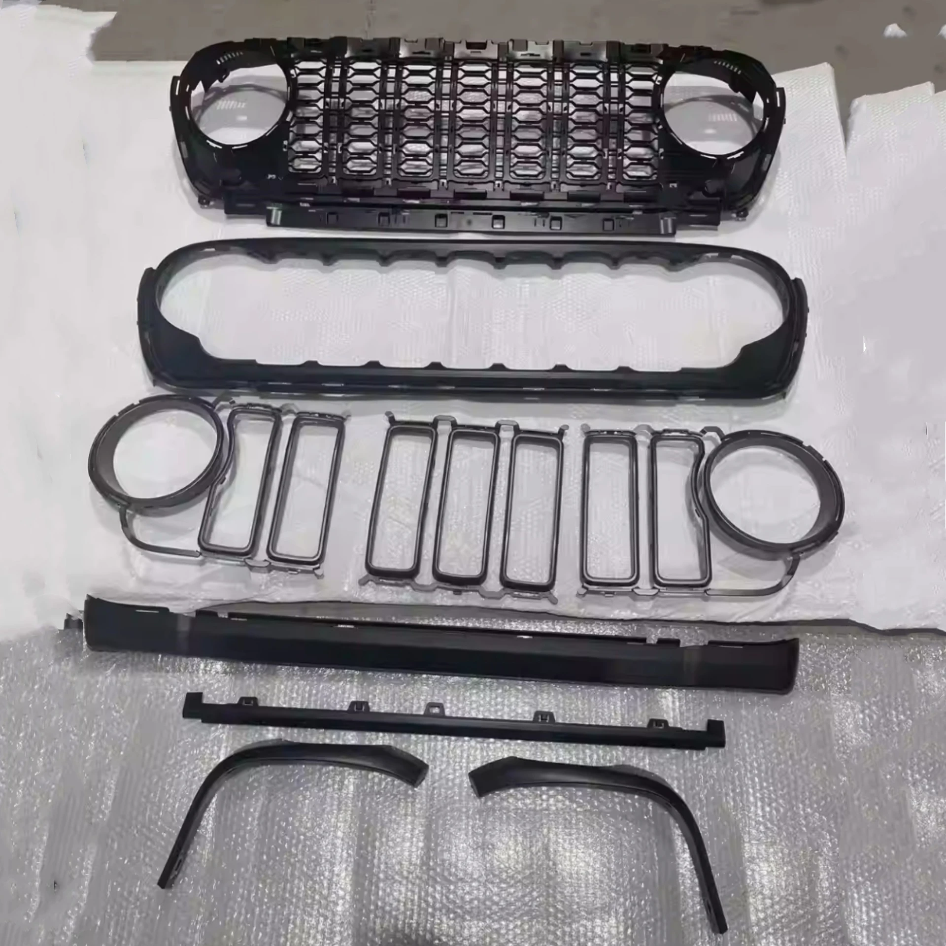 Rejilla delantera para radiador Jeep Wrangler JL 2018-2024 con máscara - imagen 2