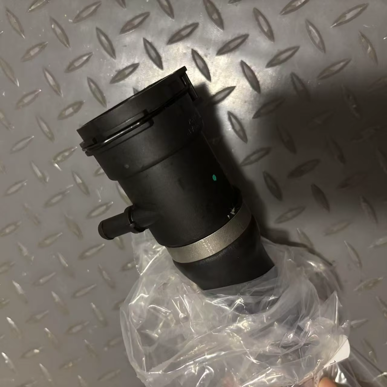 Manguera superior de radiador BMW 17127596837 para F20/F22/F30/F32 - imagen 4