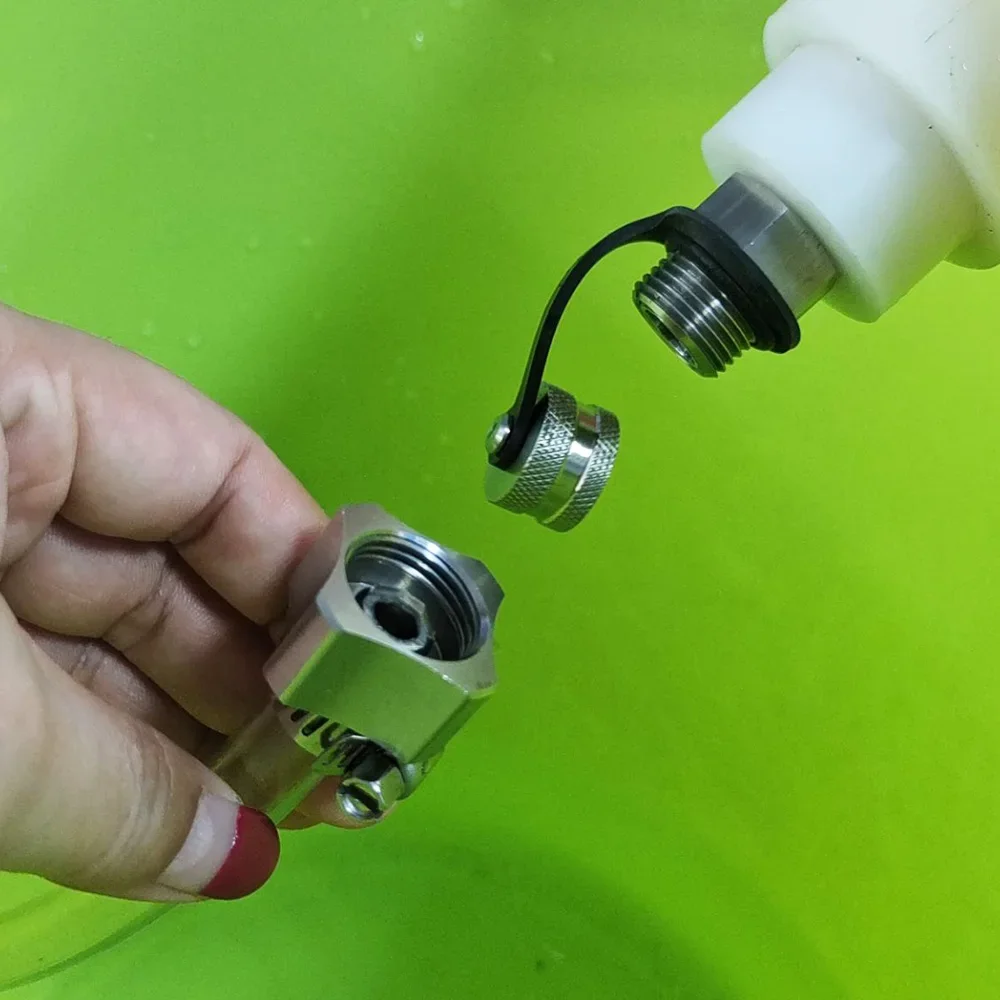 Válvula instalada en el cárter durante el cambio de aceite