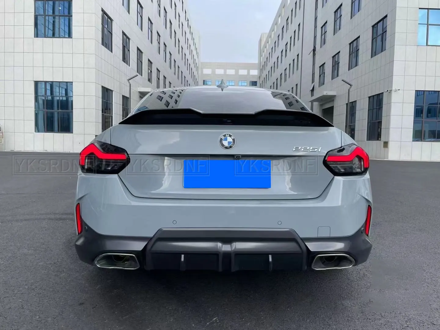 Alerón fijo instalado en la parte trasera de un BMW Coupé