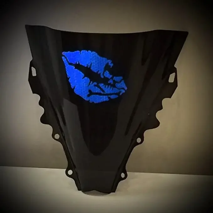 Diseño de calavera con labios para casco de motocicleta