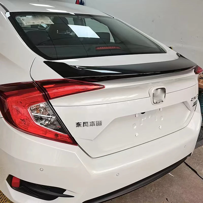 Alerón trasero tipo MC instalado en un Honda Civic sedán