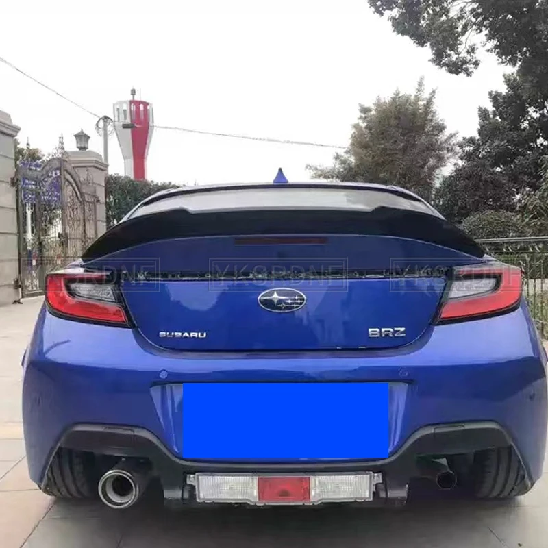 Alerón instalado en un GR86 mostrando su forma de cola de pato