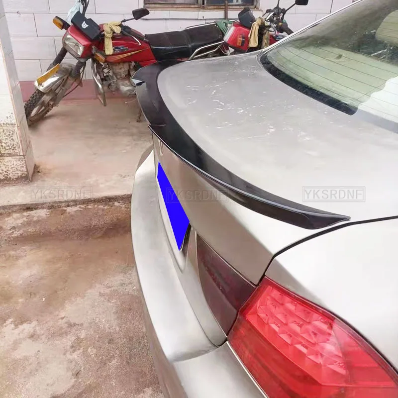 Detalle del alerón estilo M4 para BMW Serie 3 E90