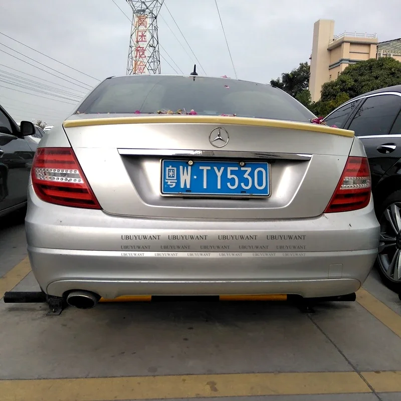 Alerón trasero ABS instalado en Mercedes W204 Clase C