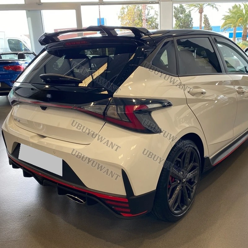 Vista frontal del alerón instalado en el Hyundai i20 N