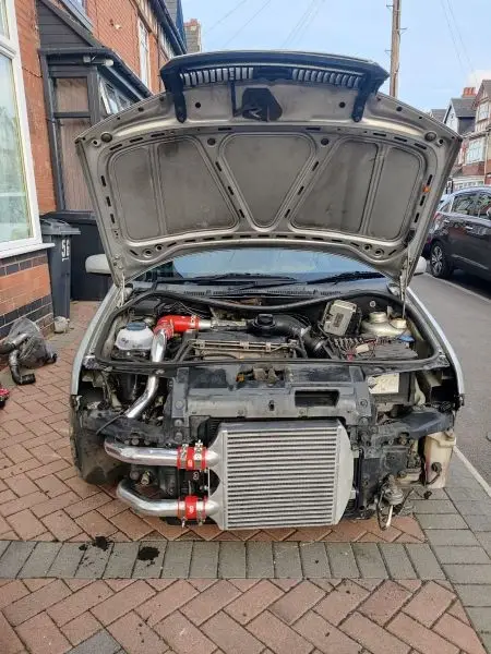 Vista del intercooler frontal de aluminio