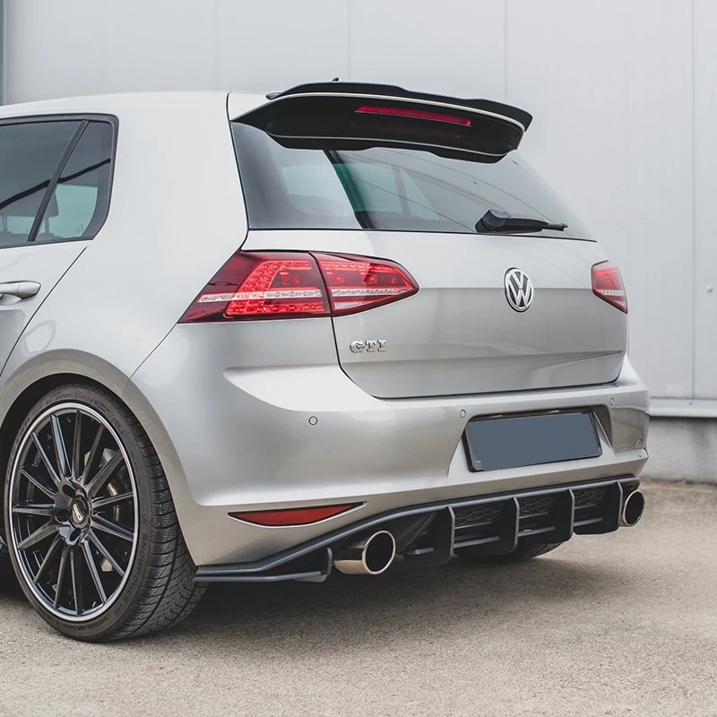 Detalle del acabado del embellecedor de techo para Golf GTI