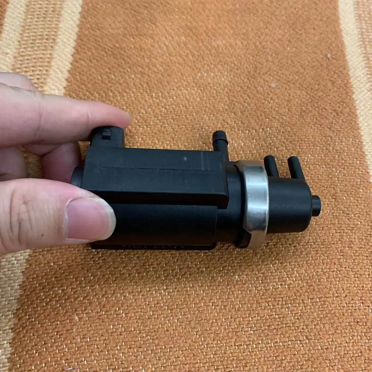 Detalle del solenoide y sus conexiones