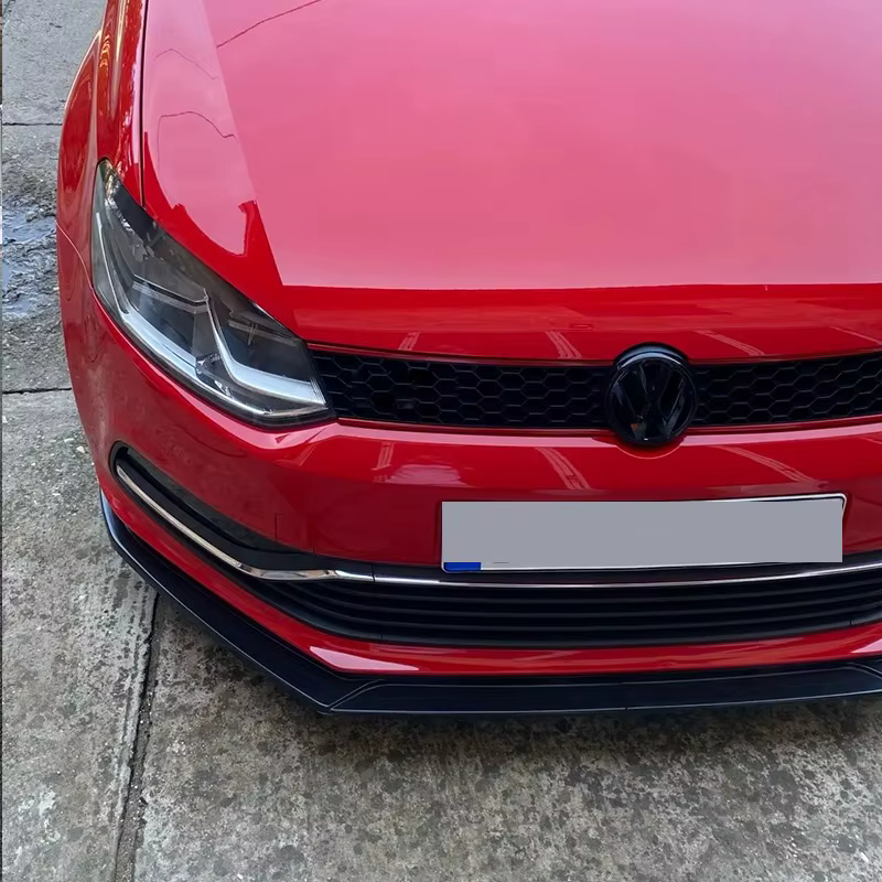 Alerón negro brillante instalado en el parachoques delantero de un Volkswagen Polo