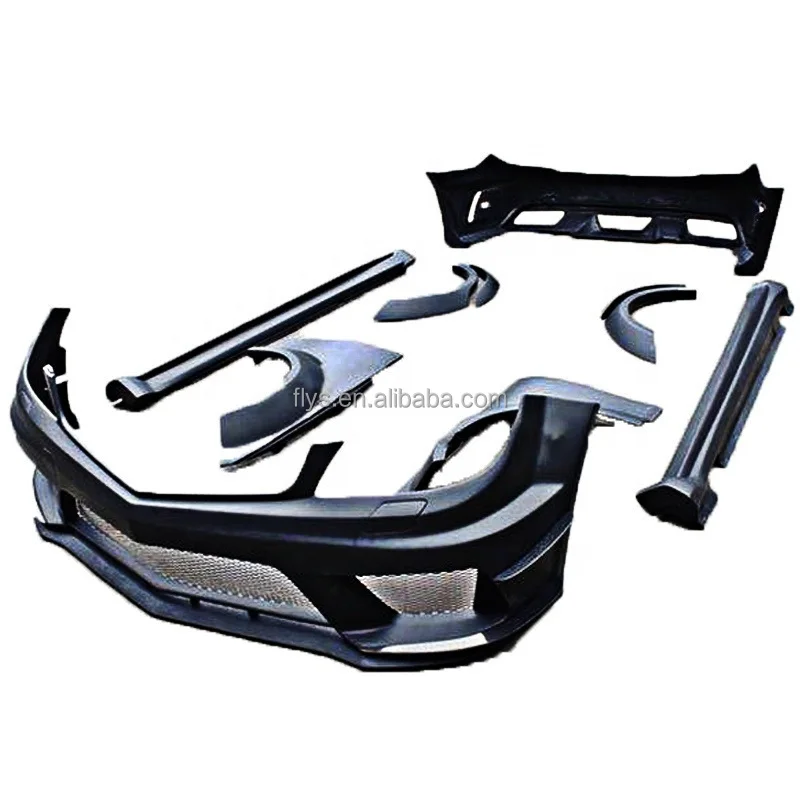 Vista de la carrocería transformada con el kit W204 C63 Sedan Coupe AMG