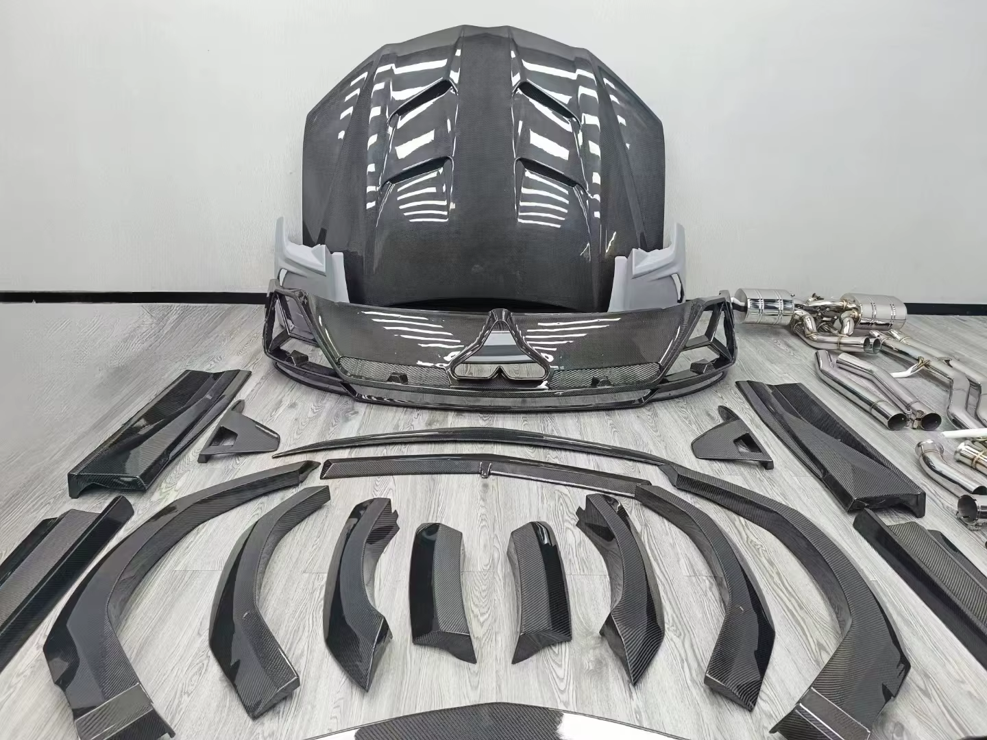 Detalle del capó de fibra de carbono para Lamborghini Urus