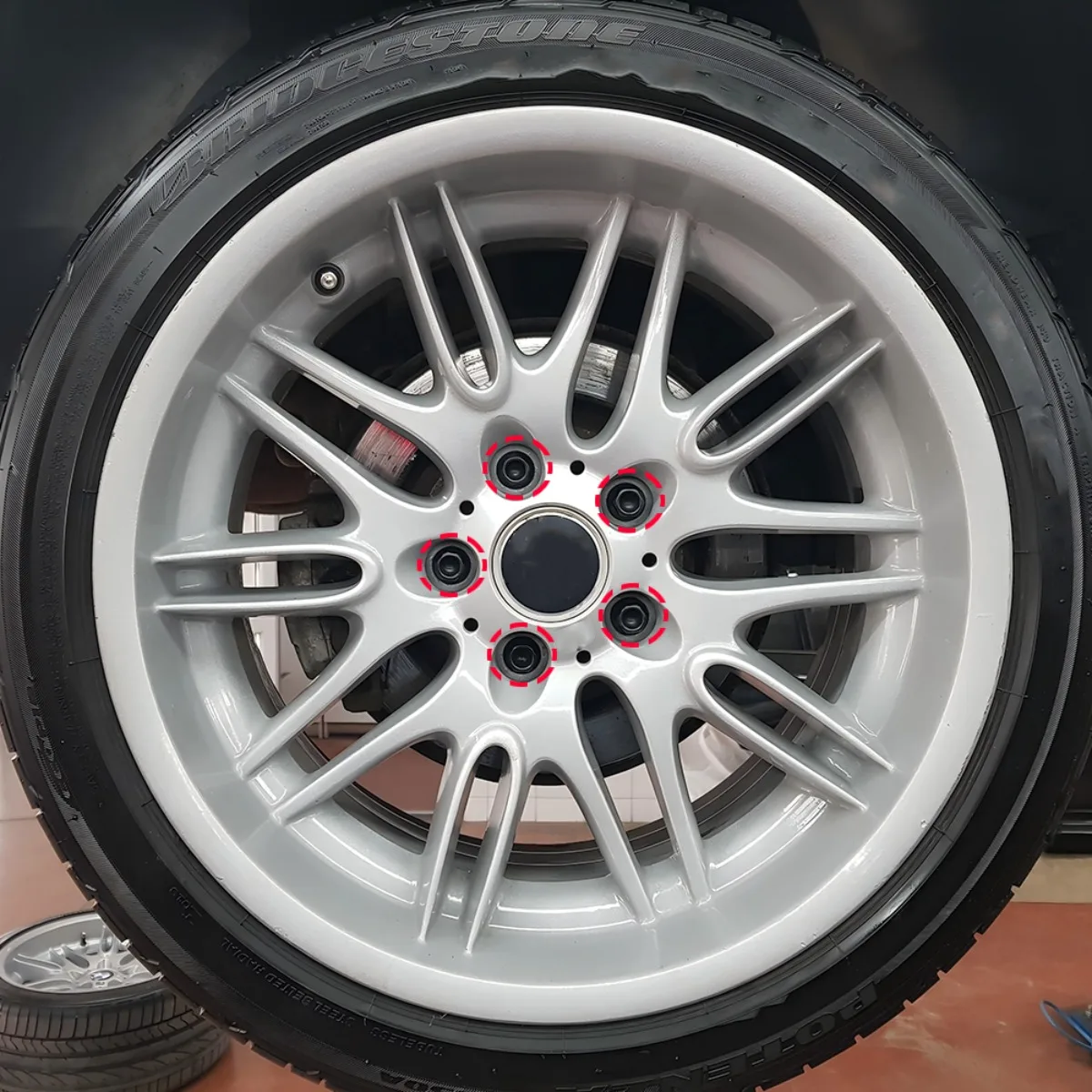 Perno de rueda largo para aplicaciones compatibles