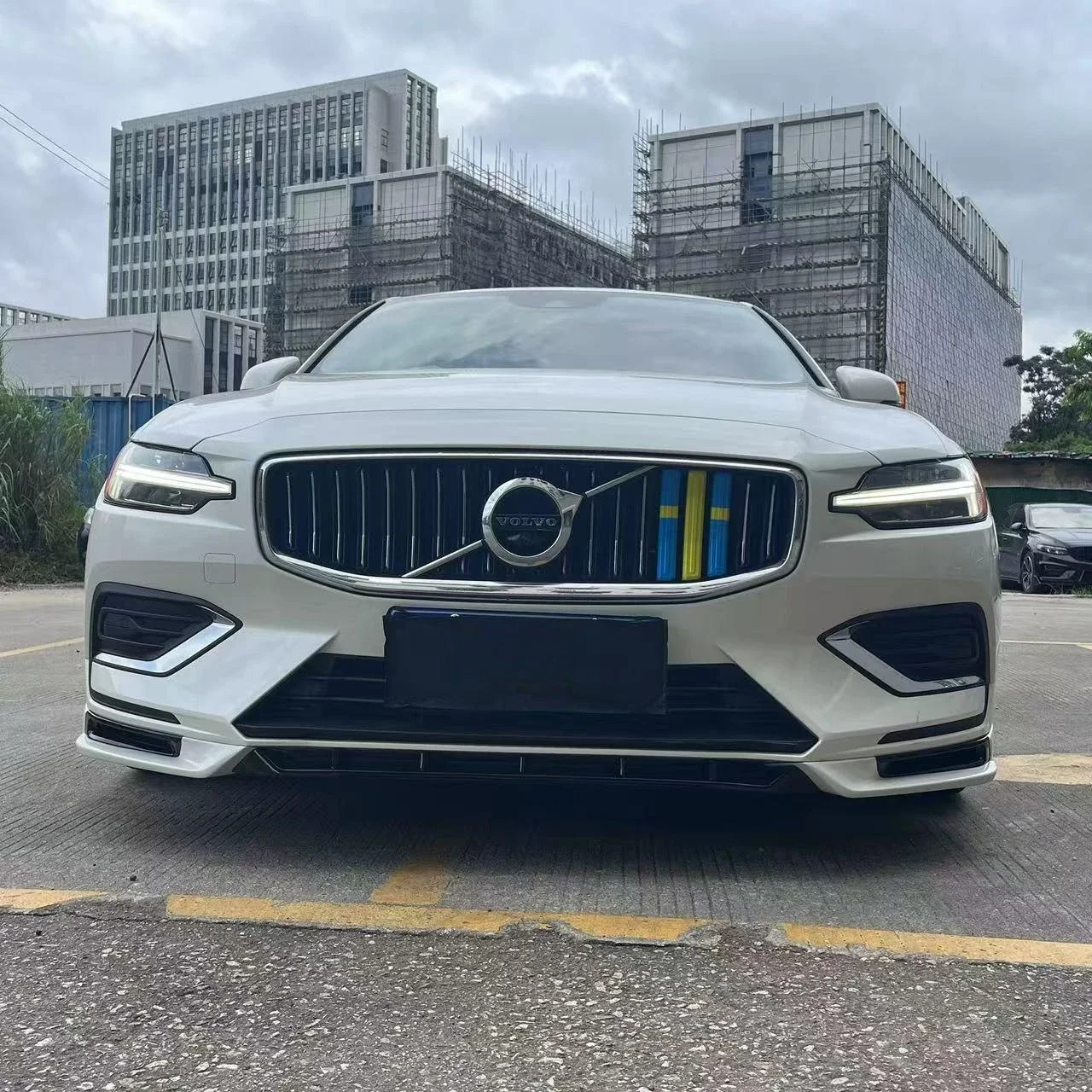 Protector de labio de parachoques Volvo S60 V60 2020-2025 - imagen 2