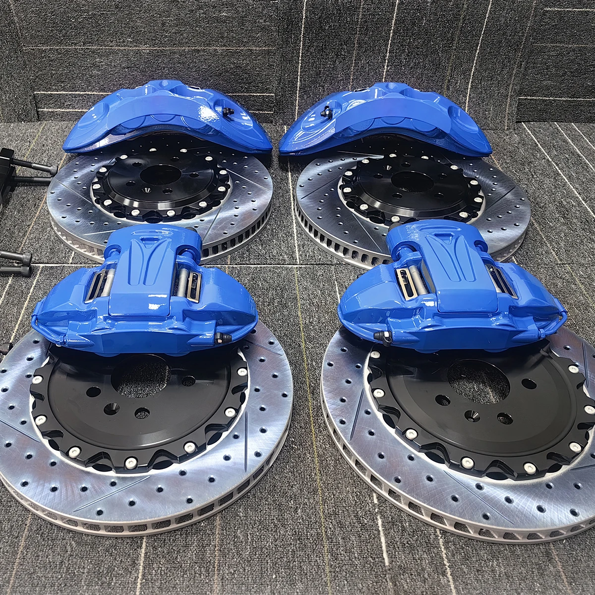 Pinzas de freno azules 6 pistones – Jaguar F-Pace, XE, XF - imagen 5