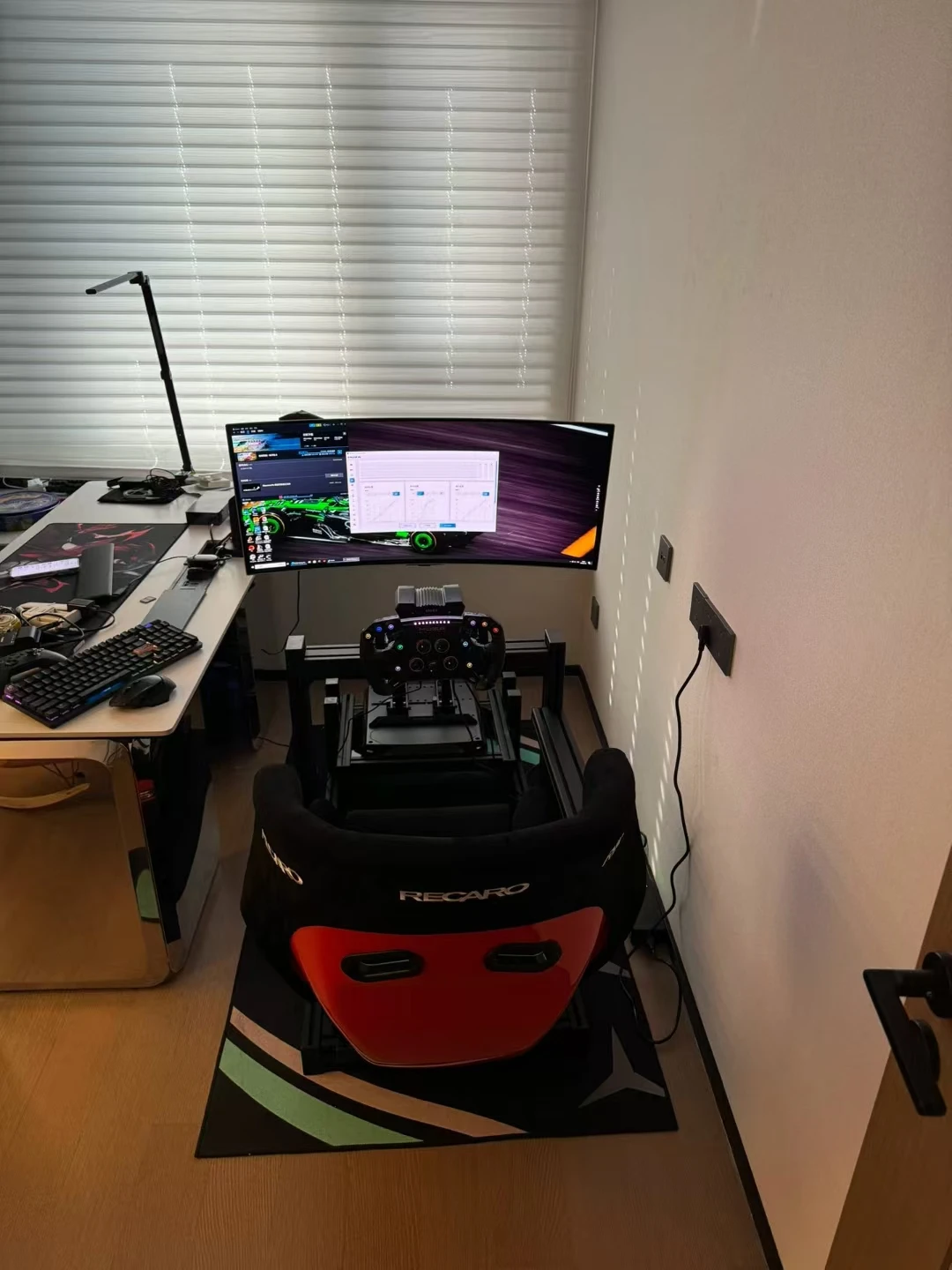 Asiento rojo para juegos de conducción y realidad virtual