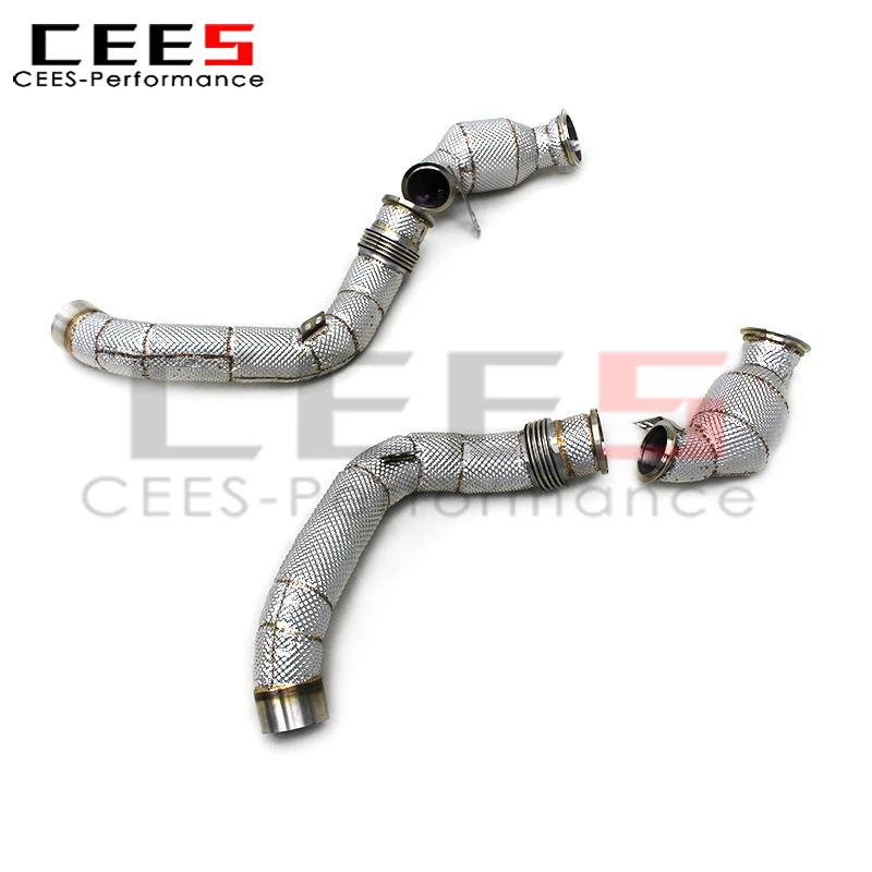 Vista frontal del downpipe instalado en BMW M5 F90