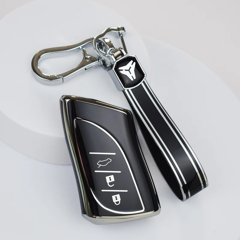Funda protectora colocada sobre una llave de coche Lexus