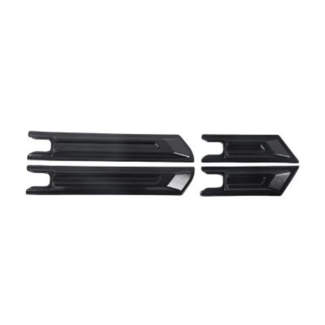 Embellecedor negro mate instalado en la puerta de un Jeep Wrangler