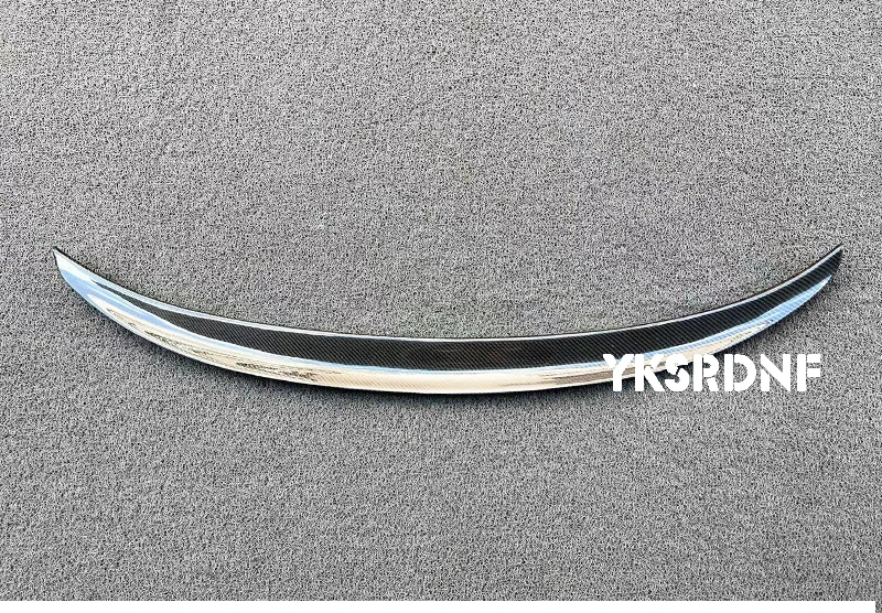 Alerón trasero estilo P en fibra de carbono