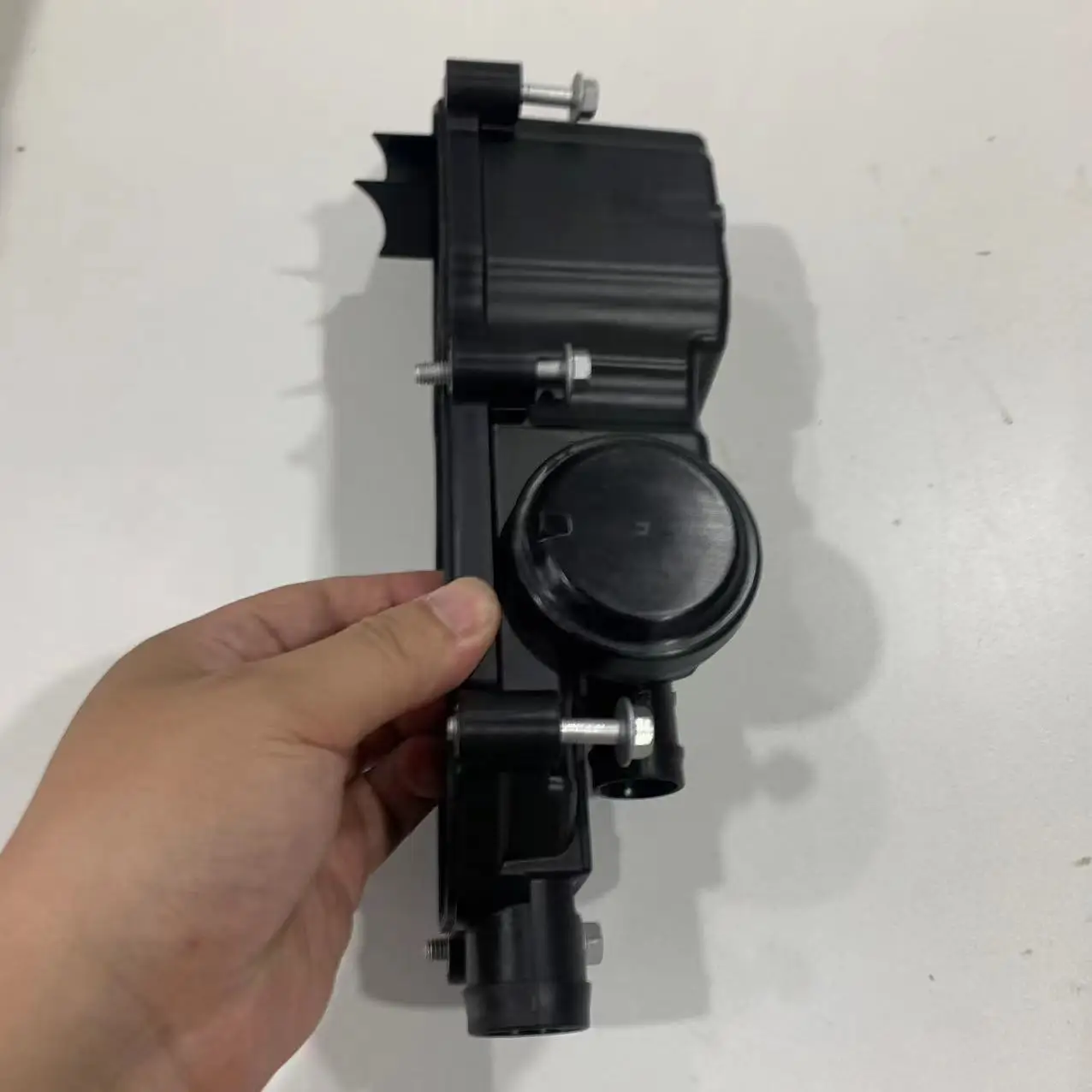 LR110348 Tapa de ventilación del motor AJ200 para Evoque y Discovery - imagen 2