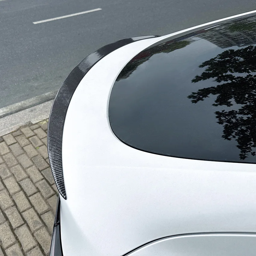 Alerón trasero instalado en Tesla Model 3
