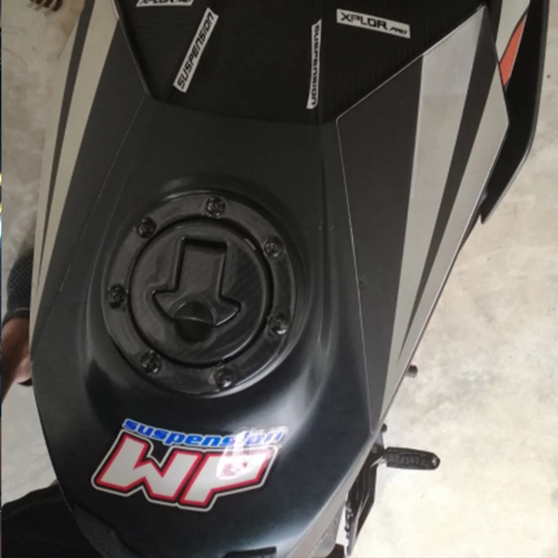 Tapa de llenado de depósito carbono 3D KTM Duke 125/390 y RC390 - imagen 5
